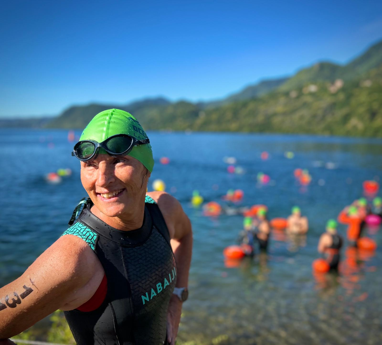 Marion Medland in wetsuit en groene badmuts bij een openwaterzwemlocatie