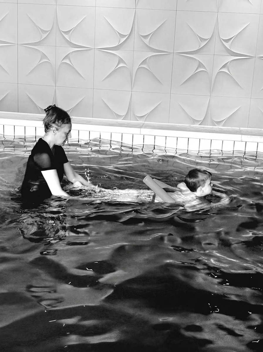 Babyles: watergewenning met een peuter in het zwembad